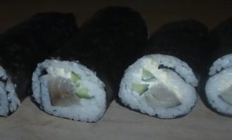 как выглядит ролл со скумбрией