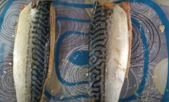 сложенные половинки скумбрии