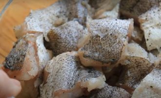 рыба нарезанная кусочками со специями