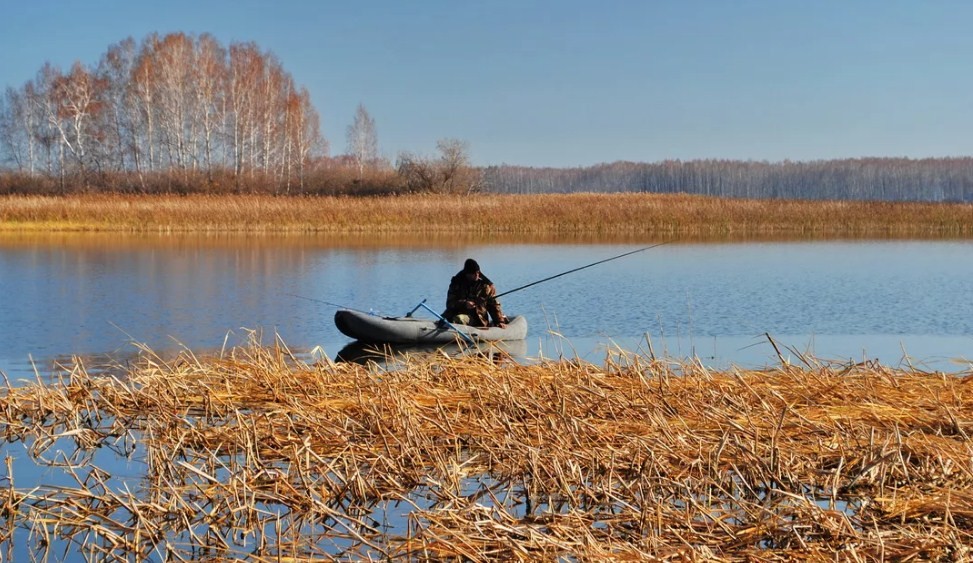рыбак на водоеме 