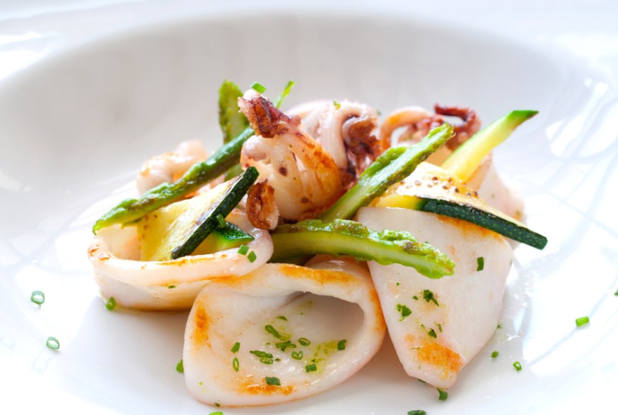 салат с кальмаром