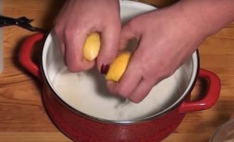 выдавить сок лимона