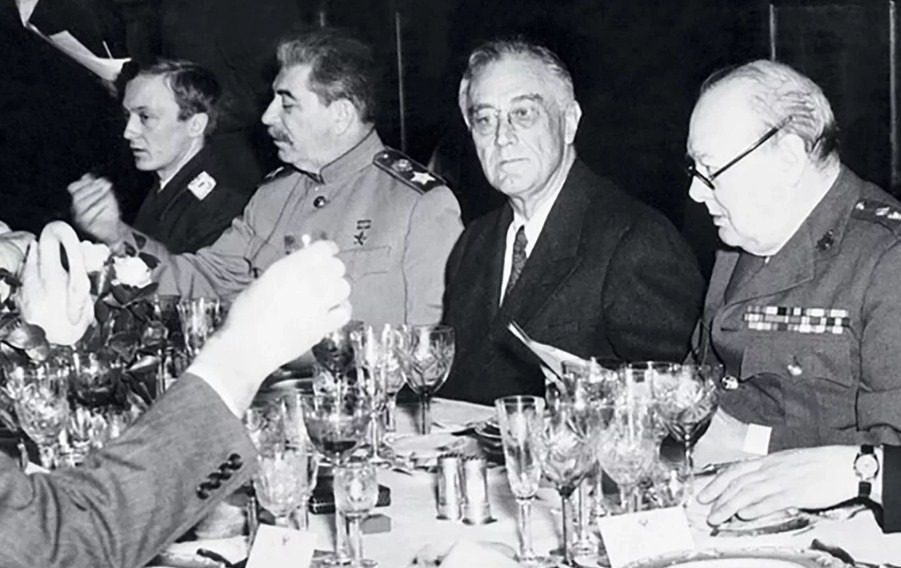 сталин за обедом 