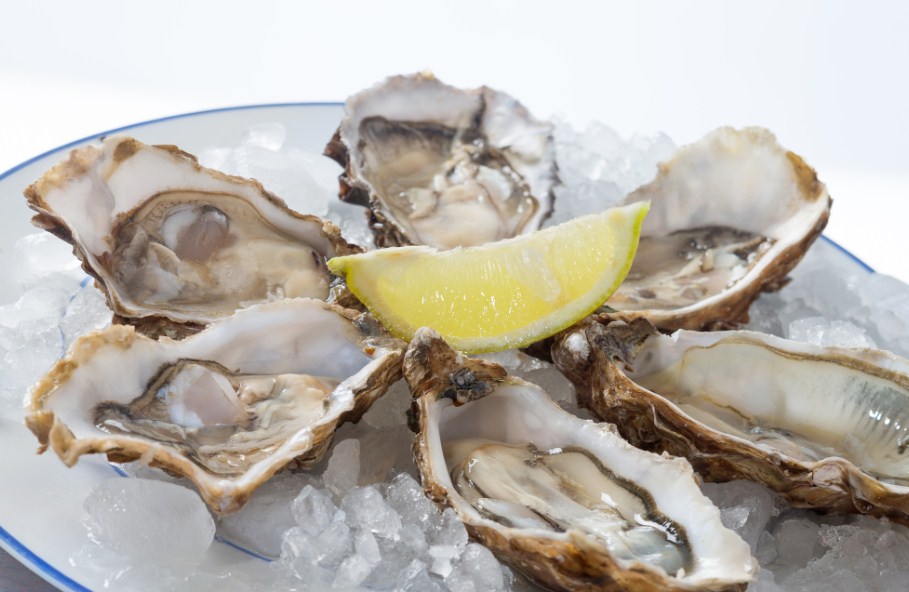 устрицы с лимоном