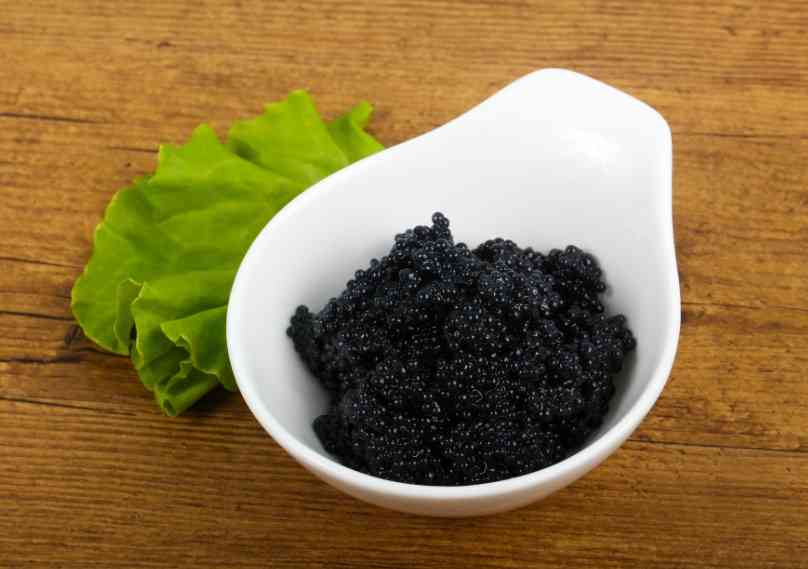черная икра на блюде