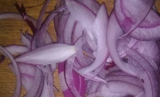 нарезанный красный лук