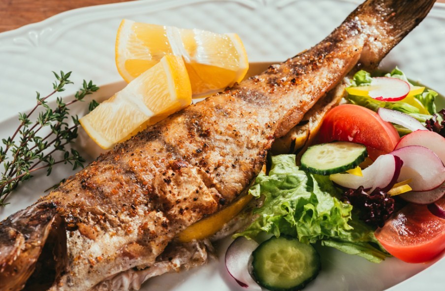 рыба с салатом 