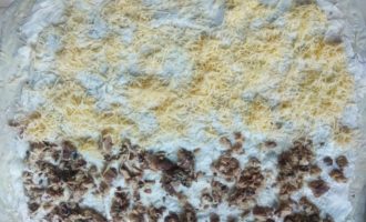 второй слой из сыра и сардины