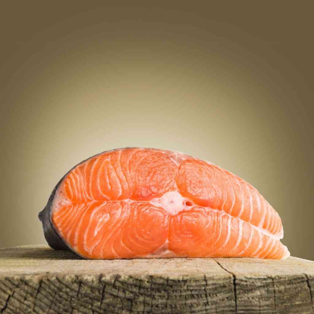 кусок красной рыбы 