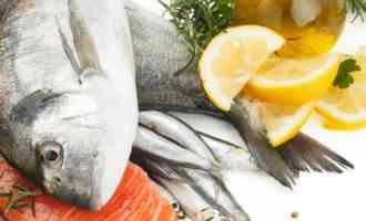 свежая рыба с лимоном