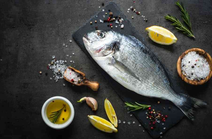 подача рыбы с лимоном 