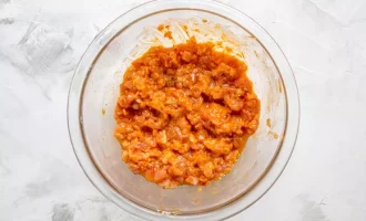 смесь тунца и приправ