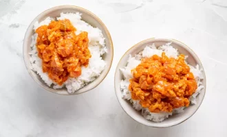 выкладываем смесь сверху риса