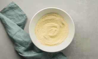 соединяем смесь для выпечки и муку