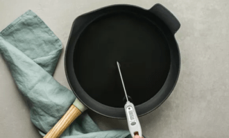 наливаем масло в сковородку