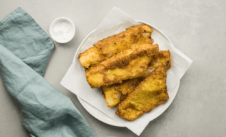 посыпаем рыбу солью