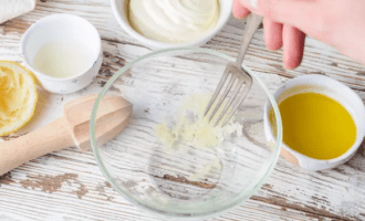 добавляем раздавленный чеснок