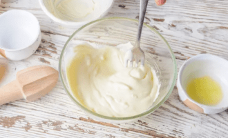 смешиваем майонез и лимонный сок