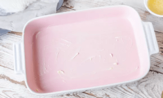 смазываем маслом форму