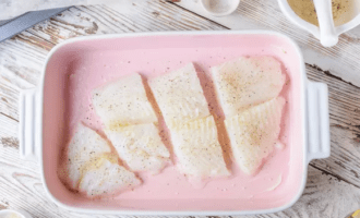 приправляем и солим рыбу