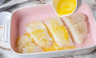 заливаем рыбу смесью масла и лимона