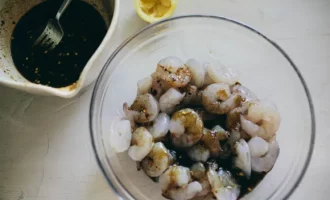 креветки обваливаем в соусе