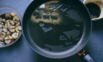 масло разогреваем на сковороде