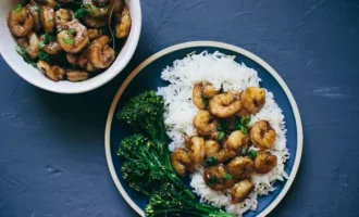 готовые креветки с гарниром из риса