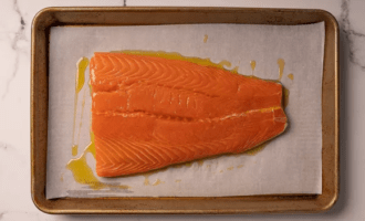 выкладываем семгу на форму