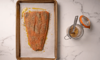 посыпаем приправой рыбу