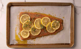 укладываем поверх семги лимон