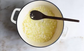 масло, лук и чеснок в кастрюле