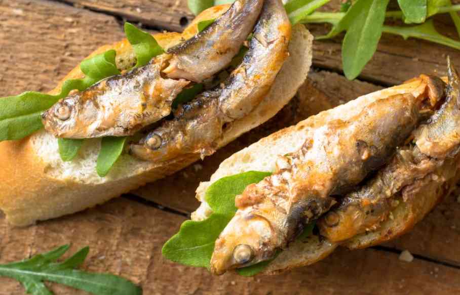 подача мойвы с хлебом