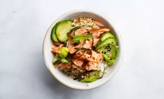 добавляем семгу и гарнир