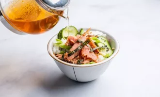 заливаем семгу и рис чаем