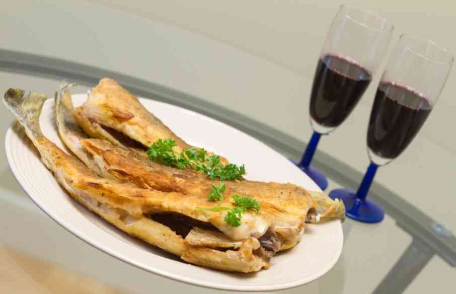 жареная рыба на блюде