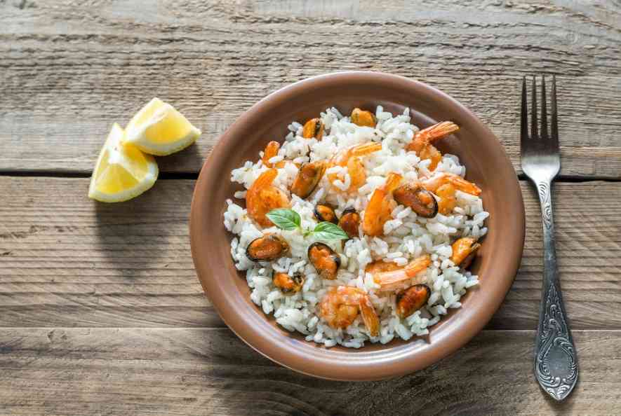 рис с различными морепродуктами 