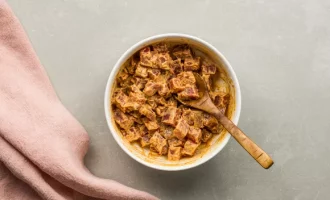 смешиваем тунец с приправой и майонезом