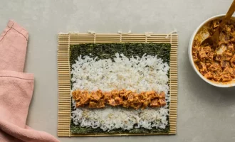 добавляем тунец к рису