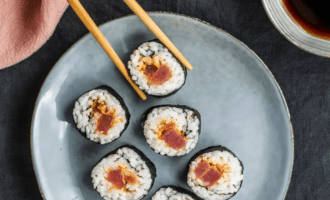 порезанные роллы с тунцом