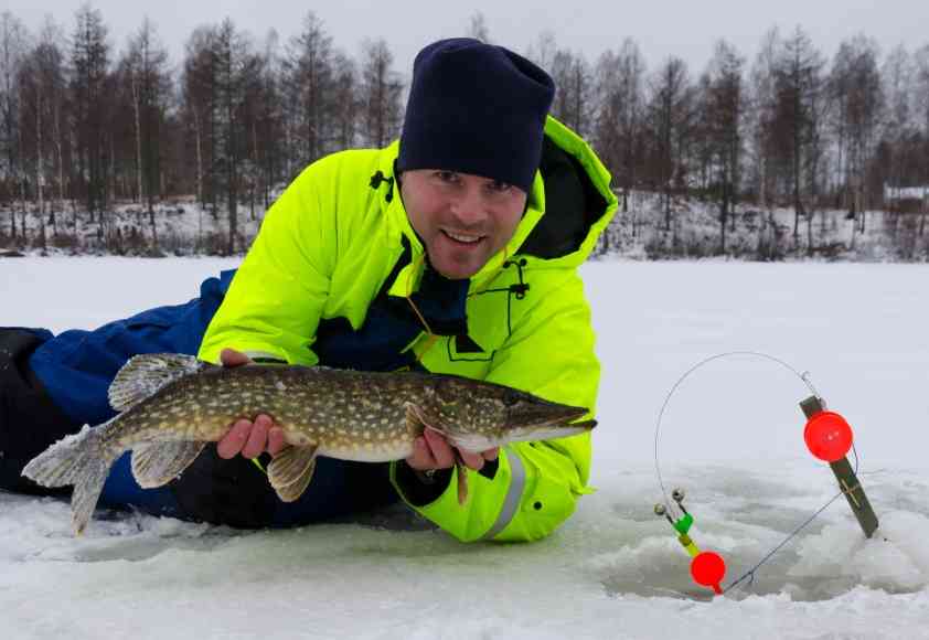 рыбак зимой 