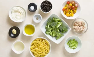 ингредиенты для салата с макаронами и тунцом