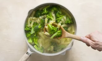 сливаем воду и промываем холодной водой