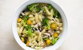 добавляем тунец и овощи