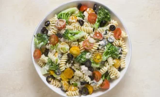 готовый салат с тунцом и макаронами