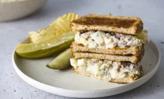 готовый салат в сэндвиче