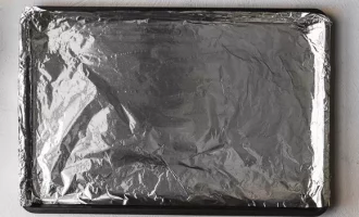 застилаем противень фольгой