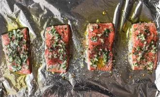 выкладываем рыбу на противень