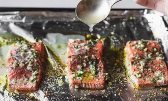 поливаем семгу лимонным соком