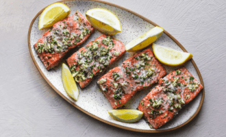 сервированная семга с чесноком